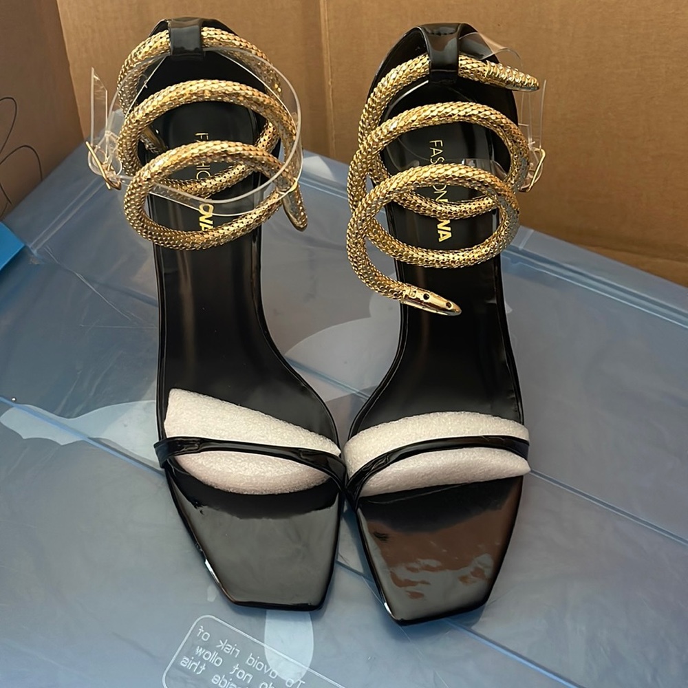 Rand new black fashion nova strappy 4” stellitos
